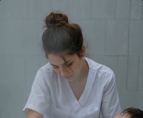 Da ne bi ostala bez posla, medicinska sestra je pristala da okupa paralizovanog mladića – ali tokom kupanja, vidjela je nešto zbog čega se smrzla od straha Da ne bi ostala bez posla, medicinska sestra je pristala da okupa paralizovanog mladića – ali tokom kupanja, vidjela je nešto zbog čega se smrzla od straha - featured image