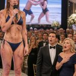 Moj dečko ostavio me ozlijeđenu i krvavu na plaži, dok je njegova majka u bolnici svima govorila: „Ona samo traži pažnju.“ Nisam se branila. Dva tjedna poslije, na proslavi godišnjice njegove tvrtke, popela sam se na pozornicu, povezala mobitel s golemim ekranom i gledala kako mu samouvjereni osmijeh nestaje prije nego što su se uopće pojavili najgori dokazi Moj dečko ostavio me ozlijeđenu i krvavu na plaži, dok je njegova majka u bolnici svima govorila: „Ona samo traži pažnju.“ Nisam se branila. Dva tjedna poslije, na proslavi godišnjice njegove tvrtke, popela sam se na pozornicu, povezala mobitel s golemim ekranom i gledala kako mu samouvjereni osmijeh nestaje prije nego što su se uopće pojavili najgori dokazi - featured image