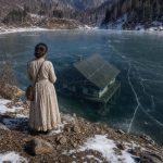 Otac joj je u nasljedstvo ostavio samo zaleđeno jezero u zaboravljenom rumunjskom selu, sve dok se ispod leda nije pojavila koliba o kojoj nitko nije želio priznati da išta zna… Otac joj je u nasljedstvo ostavio samo zaleđeno jezero u zaboravljenom rumunjskom selu, sve dok se ispod leda nije pojavila koliba o kojoj nitko nije želio priznati da išta zna… - featured image
