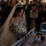 Beskućnicu su natjerali da se uda za vođu mafije koji je već tri mjeseca bio u komi; ali upravo tokom vjenčanja dogodilo se nešto zbog čega su svi prisutni ostali potpuno užasnuti Beskućnicu su natjerali da se uda za vođu mafije koji je već tri mjeseca bio u komi; ali upravo tokom vjenčanja dogodilo se nešto zbog čega su svi prisutni ostali potpuno užasnuti - featured image