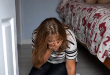 Majka je nakon sahrane kćerke u njenoj sobi pronašla poruku koja ju je odvela do skrivenog traga Majka je nakon sahrane kćerke u njenoj sobi pronašla poruku koja ju je odvela do skrivenog traga - featured image