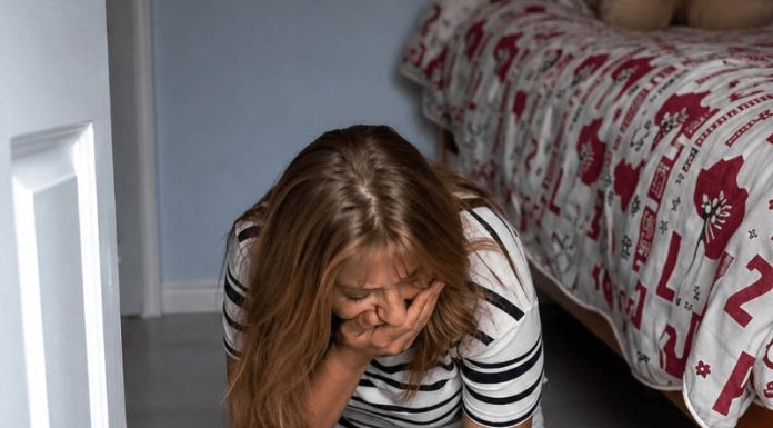 Majka je nakon sahrane kćerke u njenoj sobi pronašla poruku koja ju je odvela do skrivenog traga Majka je nakon sahrane kćerke u njenoj sobi pronašla poruku koja ju je odvela do skrivenog traga - featured image