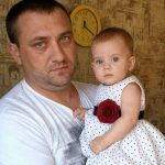 Moj muž je insistirao da svake večeri sam kupa našu malu ćerku. Ali jedne večeri, kada sam ga krišom pratila, imala sam osećaj kao da mi se tlo izgubilo pod nogama. Moj muž je insistirao da svake večeri sam kupa našu malu ćerku. Ali jedne večeri, kada sam ga krišom pratila, imala sam osećaj kao da mi se tlo izgubilo pod nogama. - featured image