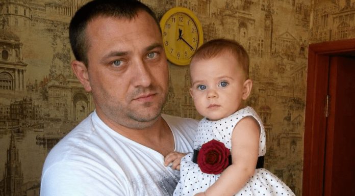 Moj muž je insistirao da svake večeri sam kupa našu malu ćerku. Ali jedne večeri, kada sam ga krišom pratila, imala sam osećaj kao da mi se tlo izgubilo pod nogama. Moj muž je insistirao da svake večeri sam kupa našu malu ćerku. Ali jedne večeri, kada sam ga krišom pratila, imala sam osećaj kao da mi se tlo izgubilo pod nogama. - featured image