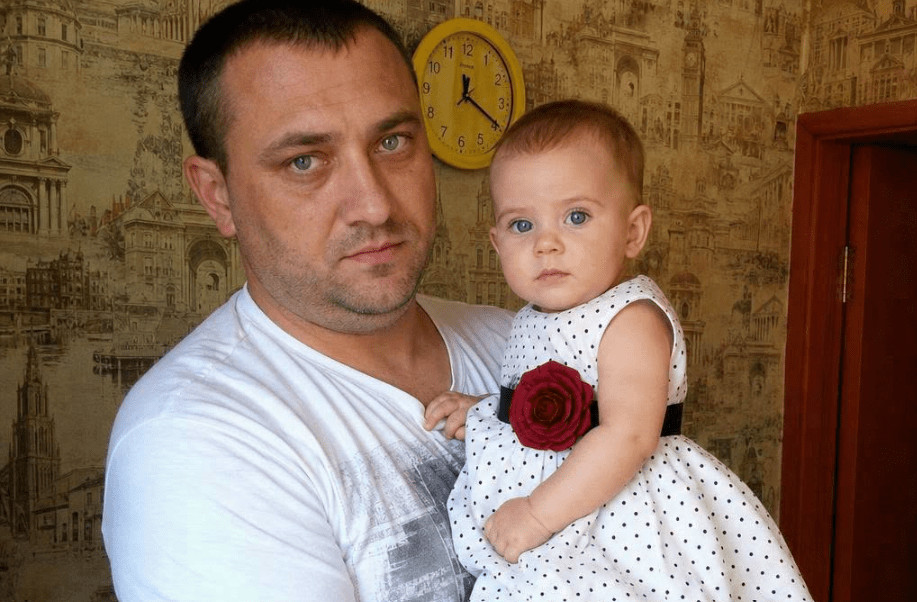 Moj muž je insistirao da svake večeri sam kupa našu malu ćerku. Ali jedne večeri, kada sam ga krišom pratila, imala sam osećaj kao da mi se tlo izgubilo pod nogama. - featured image Moj muž je insistirao da svake večeri sam kupa našu malu ćerku. Ali jedne večeri, kada sam ga krišom pratila, imala sam osećaj kao da mi se tlo izgubilo pod nogama. - featured image