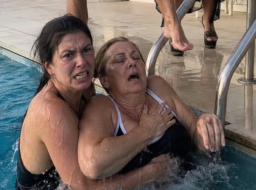 Bahata žena naredila da svekrvu drže u hotelskom bazenu — nije znala da pred njom stoje vlasnica lanca i prava supruga njenog „muža“ Bahata žena naredila da svekrvu drže u hotelskom bazenu — nije znala da pred njom stoje vlasnica lanca i prava supruga njenog „muža“ - featured image