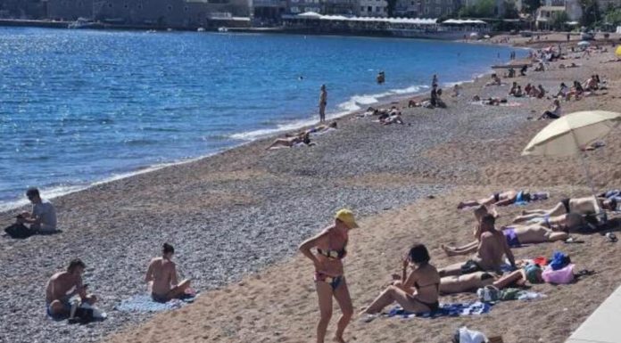 ŽENA NA PLAŽI U CRNOJ GORI ŠOKIRALA LJUDE: Ne kupa se, SVI GLEDAJU ŠTA DRŽI U RUKAMA – “ovo je kraj sveta” (VIDEO) ŽENA NA PLAŽI U CRNOJ GORI ŠOKIRALA LJUDE: Ne kupa se, SVI GLEDAJU ŠTA DRŽI U RUKAMA – “ovo je kraj sveta” (VIDEO) - featured image