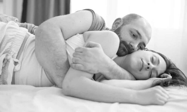 Šta znači ako žena tokom intimnog odnosa samo leži i pasivno se ponaša, prema psihologiji Šta znači ako žena tokom intimnog odnosa samo leži i pasivno se ponaša, prema psihologiji - featured image